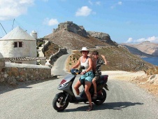 Montando en moto alrededor de las colinas de Leros