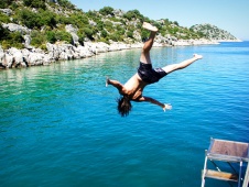 Saltando en el Mediterráneo