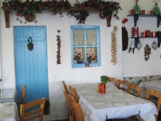 Cafés pequeños alinean en las calles en Kalymnos