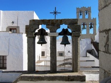Campanas de las iglesias viejas en las islas de Grecia