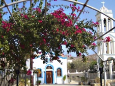 Un hermoso arco de iglesia en Pserimos