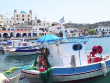 Pesca hombres preparan sus redes en Lipsi