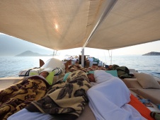 Durmiendo en cubierta al amanecer